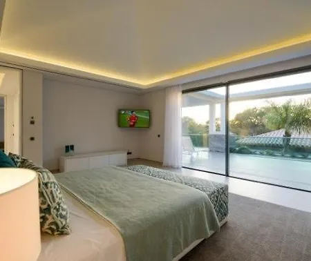 Sleeps 16 Pool Air Con T611659
