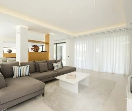 Sleeps 16 Pool Air Con T611659 *